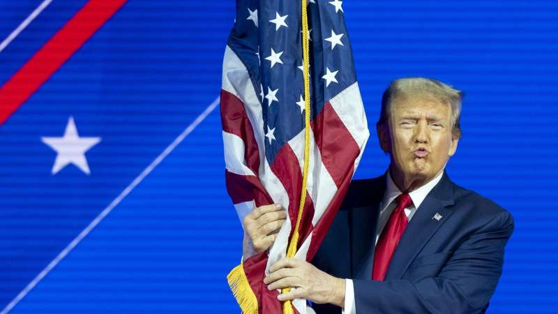 Трамп официально вступил в должность президента США